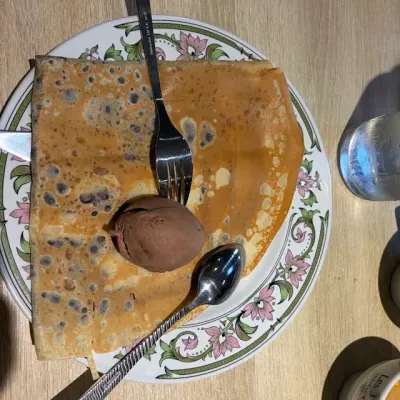 Crêpe servie sur la faïence fleurie de Mamilig, photo d’Alycia L.
