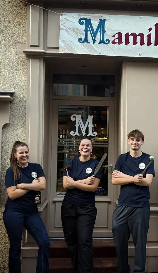 L’équipe de Mamilig réunie devant la devanture de la crêperie