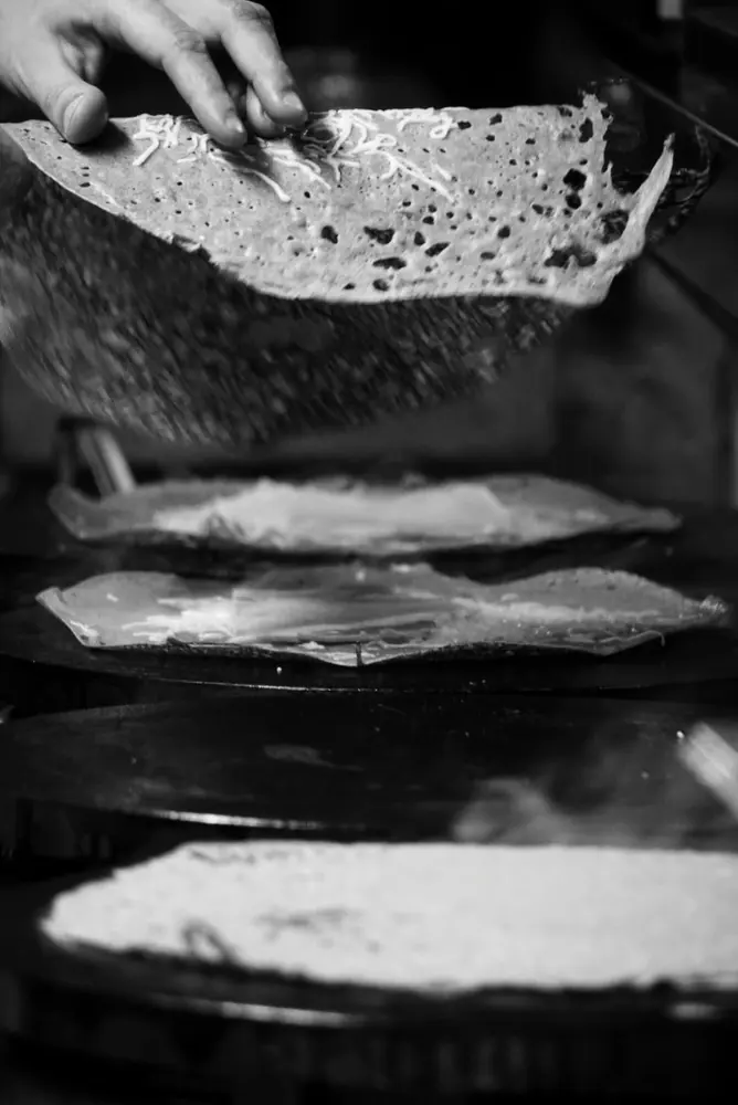 Galette de blé noir qui cuit sur le billig