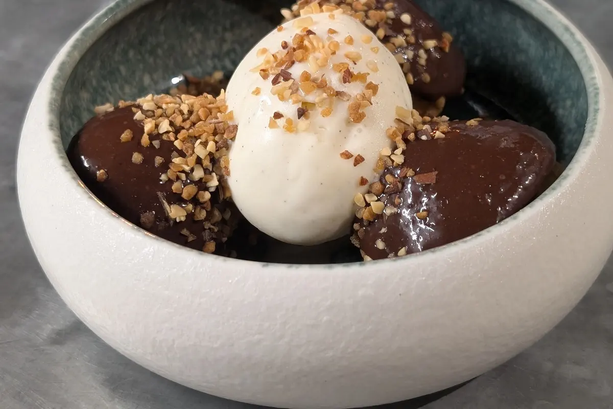 Mousse au chocolat et caramel, dessert de l’ardoise